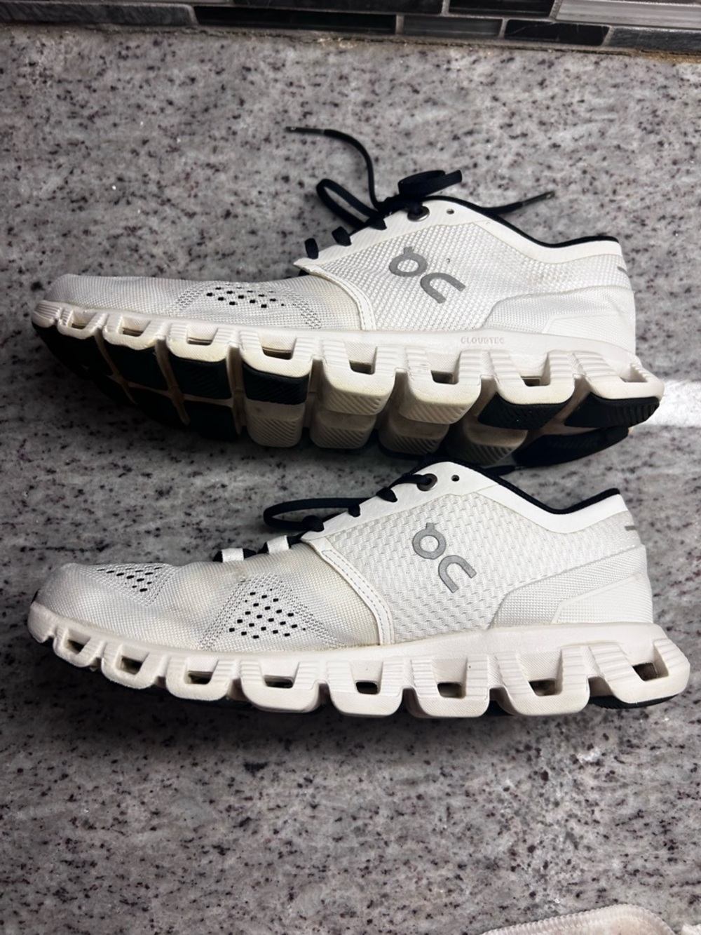 On Running White and Black Women's Cloudflow Lace Shoes size 8 - Picture 3 of 10